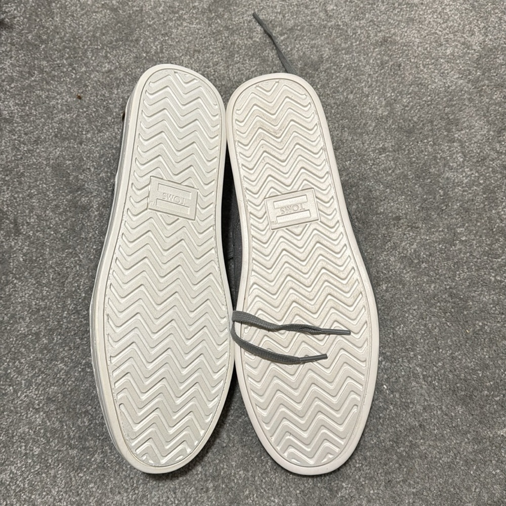 Men’s size 11 toms.  Grey.  Brand new.  Never worn - Picture 2 of 2